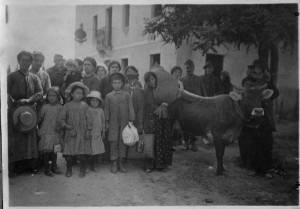 Civili in fuga dall’esercito austriaco, Arsiero 1916. (fonte: Museo civico del Risorgimento, Bologna)