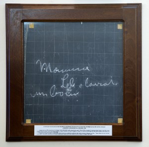 La lavagna su cui Corrado ed Emanuele Matteini, vittime della strage fascista del 22 marzo 1944, a Maiano Lavacchio (Magliano in Toscana) scrissero un messaggio per la madre. È conservata nella stanza del Sindaco del Comune di Grosseto. (foto Luigi Zannetti)