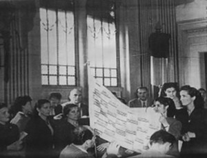 Le Amiche dei minatori di Ribolla, invitate al primo convegno nazionale della FILIE (Pesaro, 23-26 ottobre 1952), portano in dono la bandiera della pace. È riconoscibile Finisia Fratiglioni sulla destra